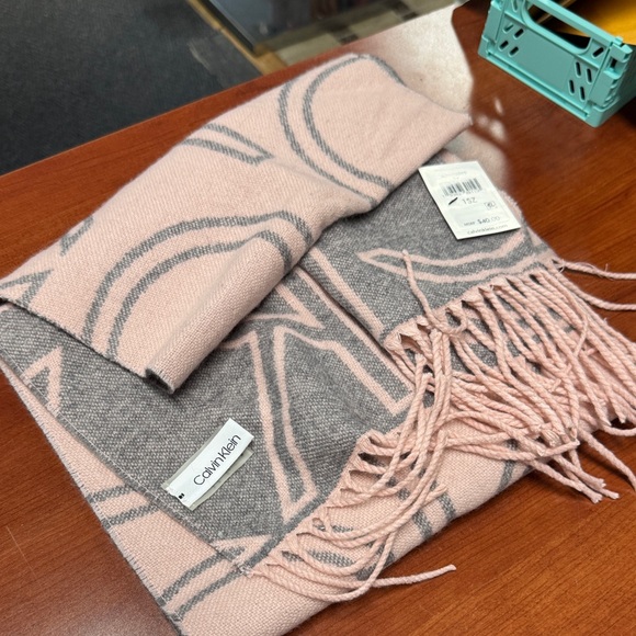 Calvin Klein scarf // 092512 - Picture 1 of 2